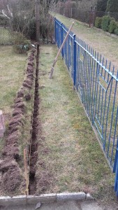 Kopanie dołka pod obrzeże